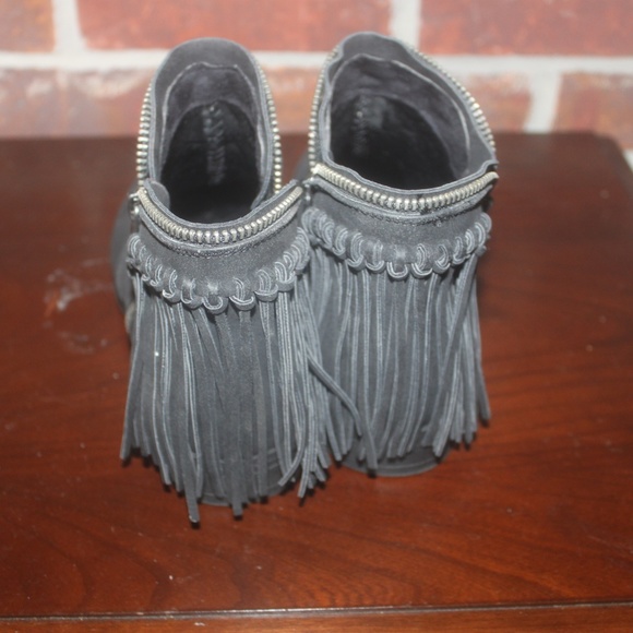 TC black faux suede ankle boots fringe zipper closure rubber sole sz 6 M EUC… - Picture 3 of 5